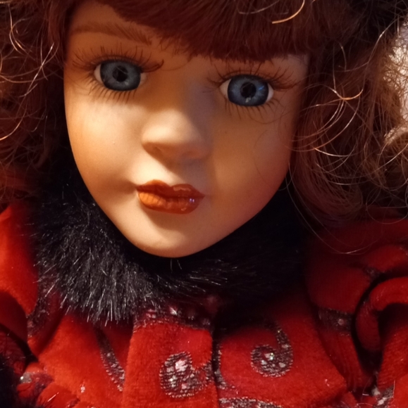 Musical Porcelain Doll. "Paige", is a beauty. With a certificate of authenticity - Picture 10 of 10